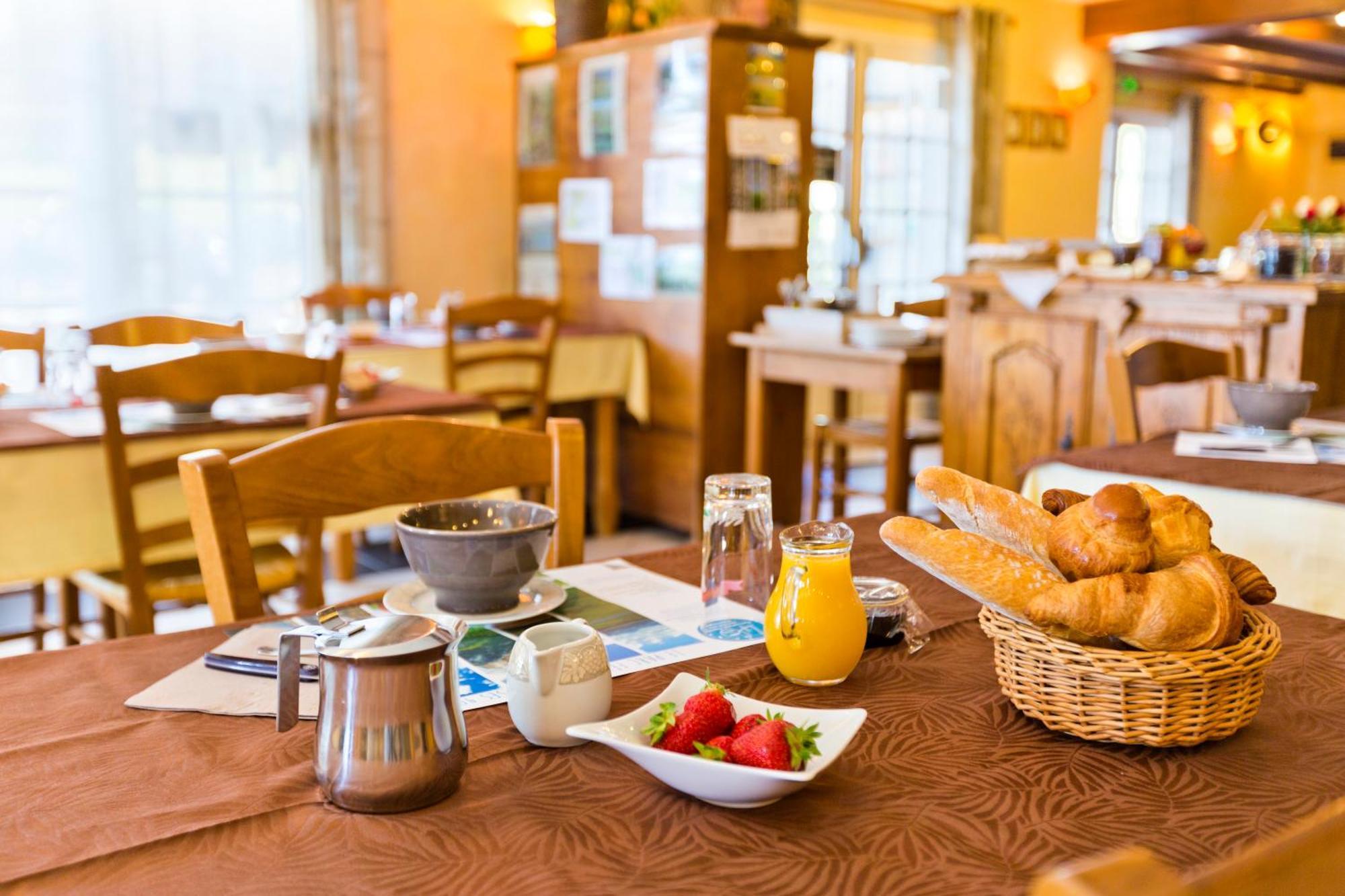 Logis Hotel Restaurant Auberge Du Bougnat Saint-Victor-la-Riviere 외부 사진